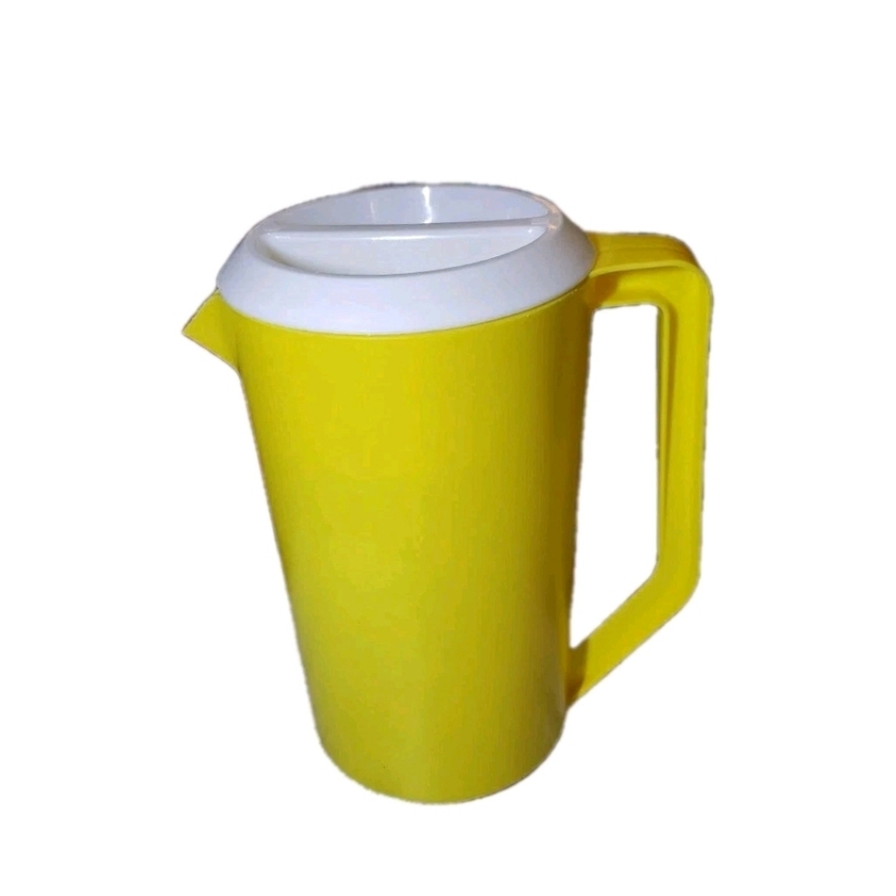 Vtg 2 1/4 Quarts Rubbermaid Yellow White Pitcher Tea Juice Water Retro Nostalgic